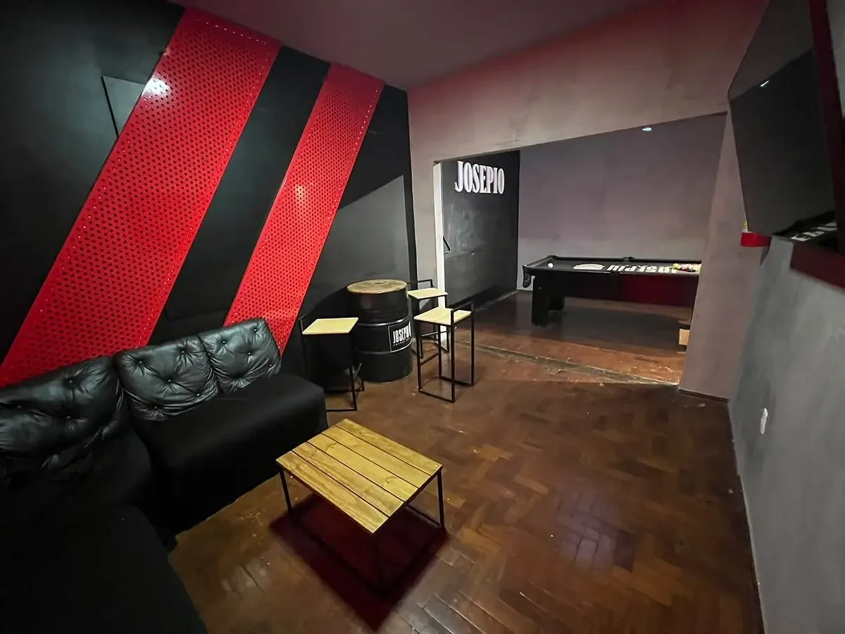 area reservada com sofas e mesa de sinuca profissional